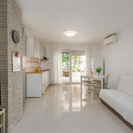 Modern Zen With Private Garden بوريتش