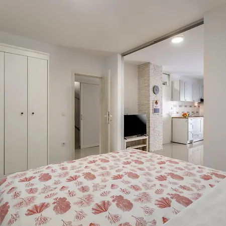 Modern Zen With Private Garden Apartman *