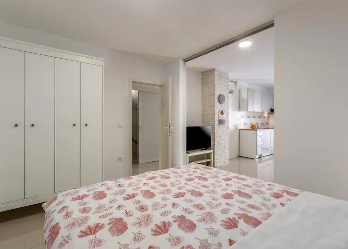 Modern Zen With Private Garden Apartman *