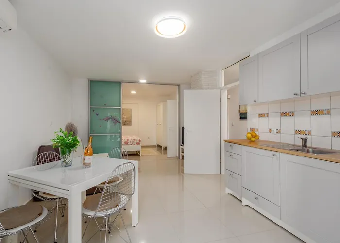 Modern Zen With Private Garden Apartman